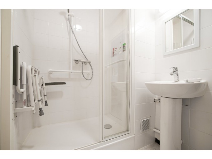 douche adaptée avec chaise relevée