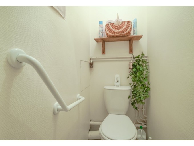 sanitaires adaptés (douche et WC)