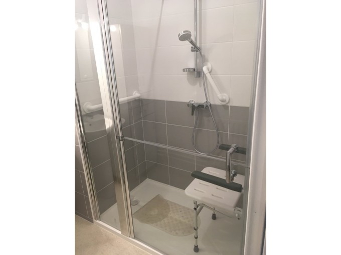 sanitaires adaptés (douche et WC)