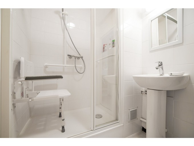 douche adaptée avec siège